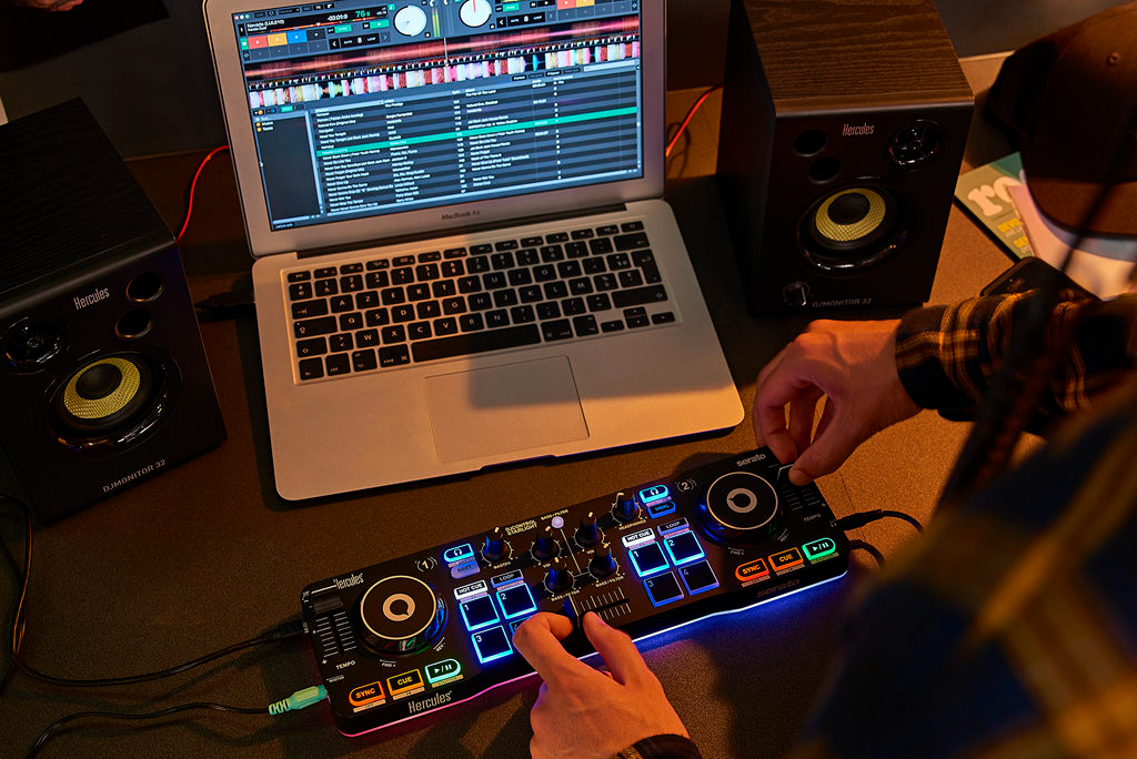 Kit Hercules DJ Starter con controlador, monitores activos y audífonos DJ