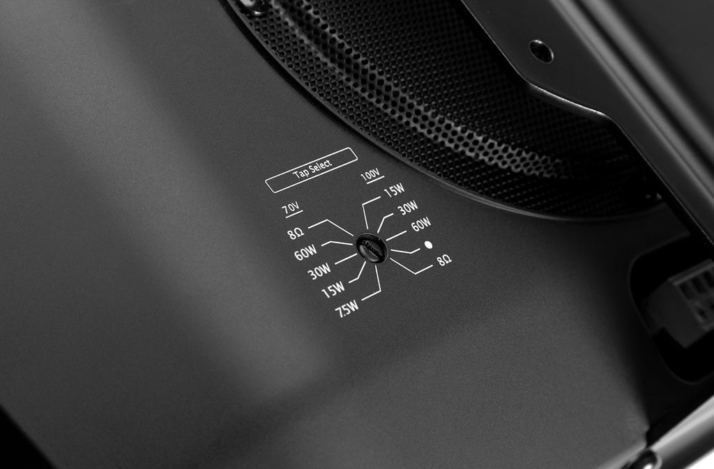 Parlante de pared JBL Control HST de cobertura amplia con soporte en U