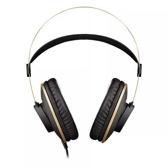 Audífonos de estudio AKG K92 cerrados sobre la oreja