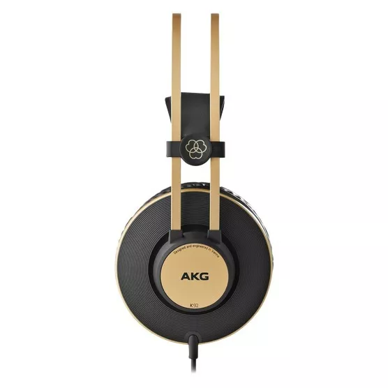 Audífonos de estudio AKG K92 cerrados sobre la oreja