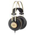 Audífonos de estudio AKG K92 cerrados sobre la oreja