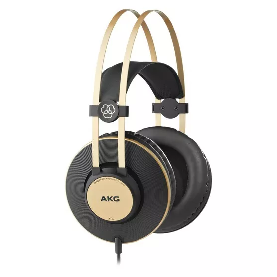 Audífonos de estudio AKG K92 cerrados sobre la oreja