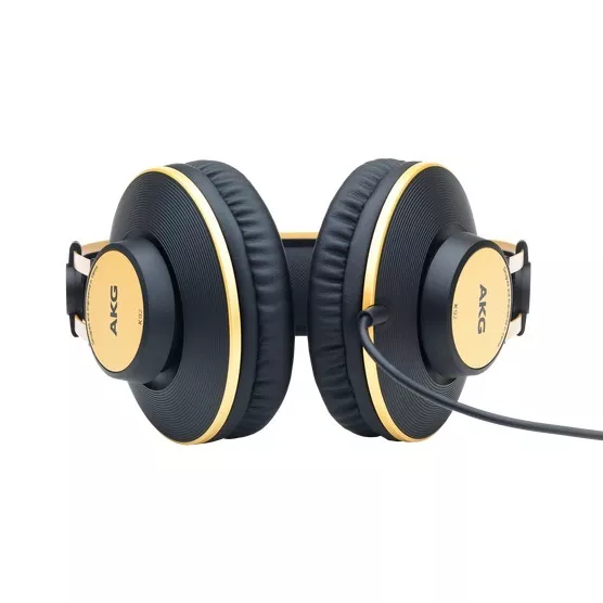 Audífonos de estudio AKG K92 cerrados sobre la oreja